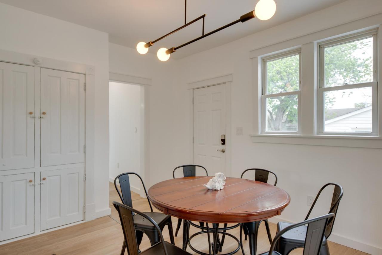 Modern Family Home In Mason With Backyard And Fire Pit 외부 사진