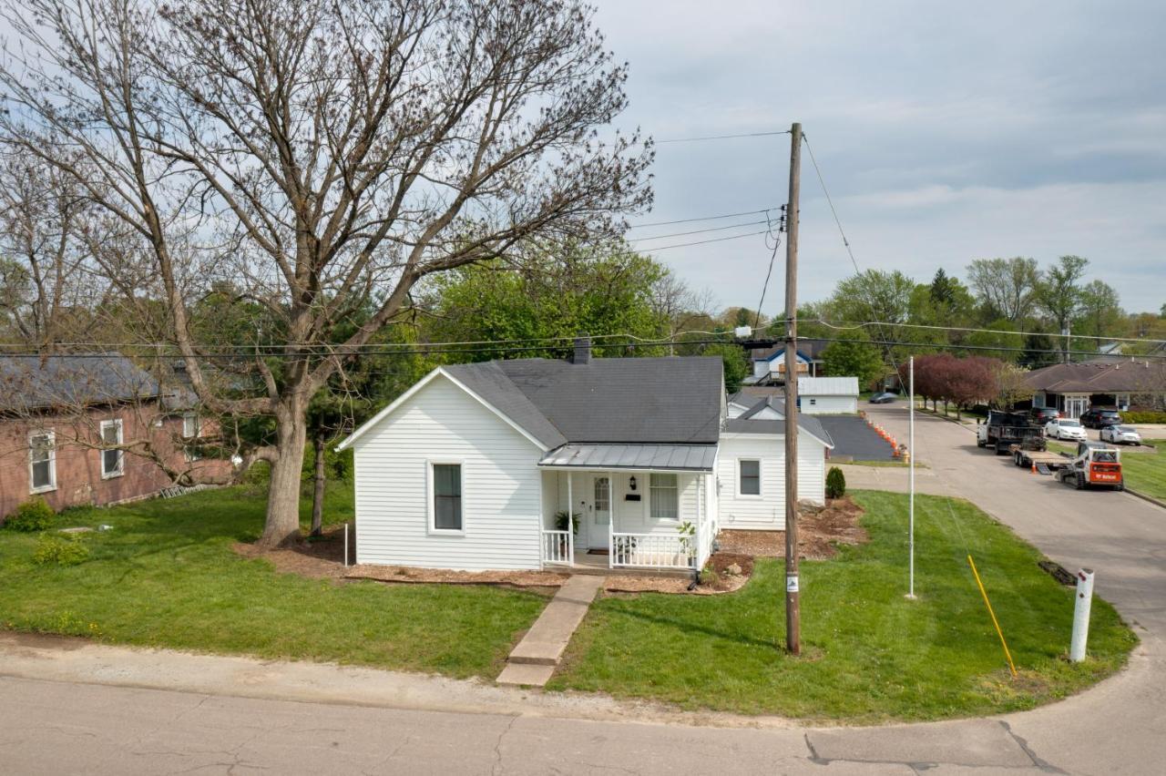 Modern Family Home In Mason With Backyard And Fire Pit 외부 사진