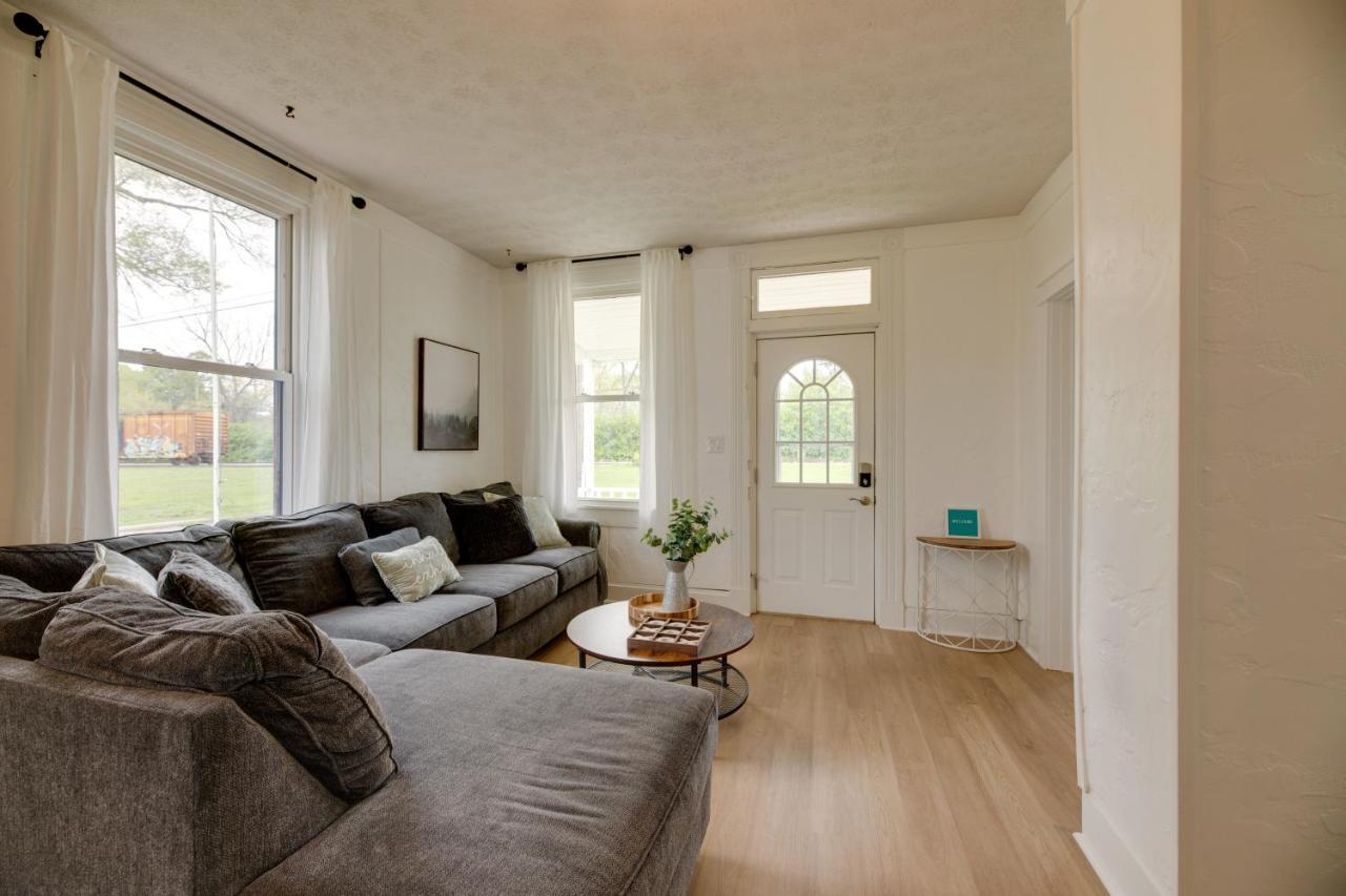 Modern Family Home In Mason With Backyard And Fire Pit 외부 사진