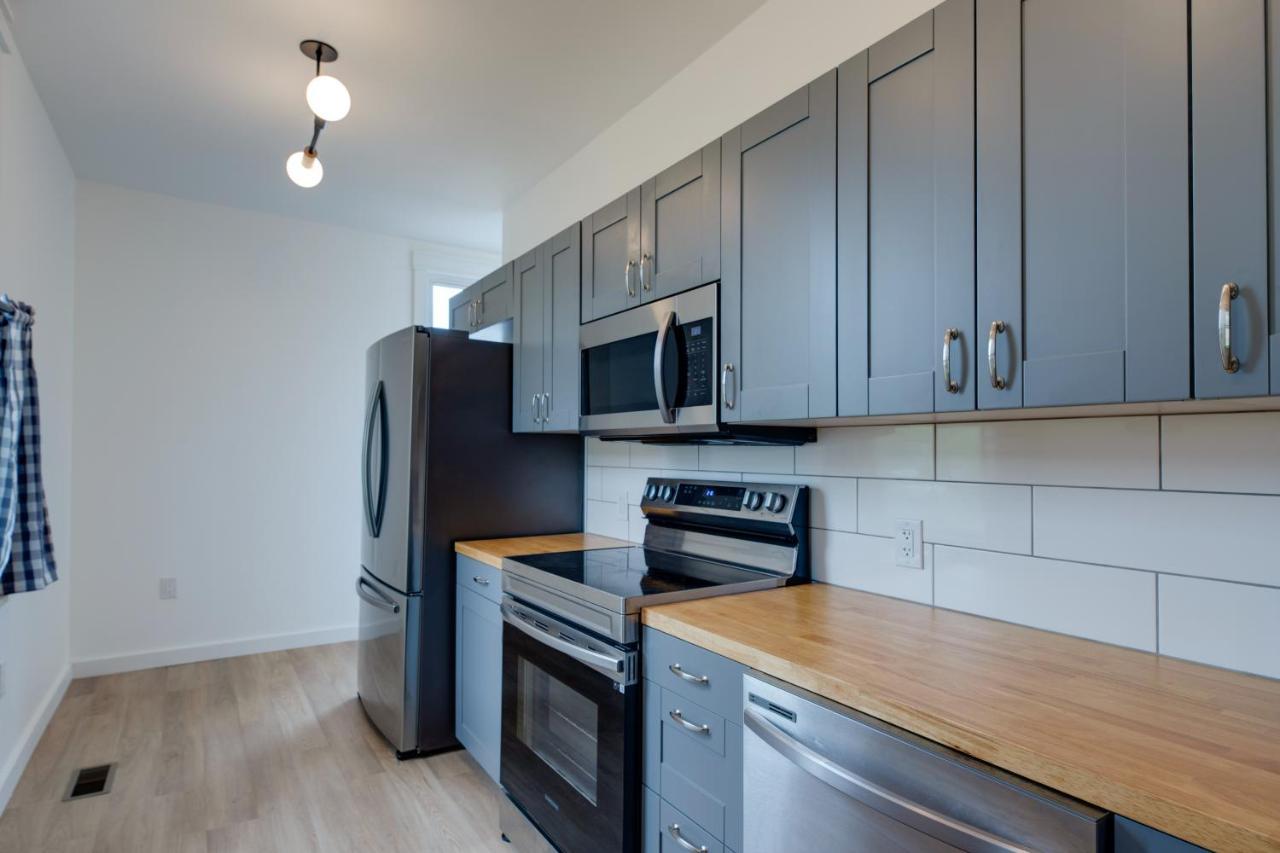 Modern Family Home In Mason With Backyard And Fire Pit 외부 사진