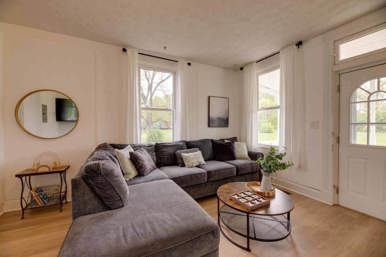 Modern Family Home In Mason With Backyard And Fire Pit 외부 사진