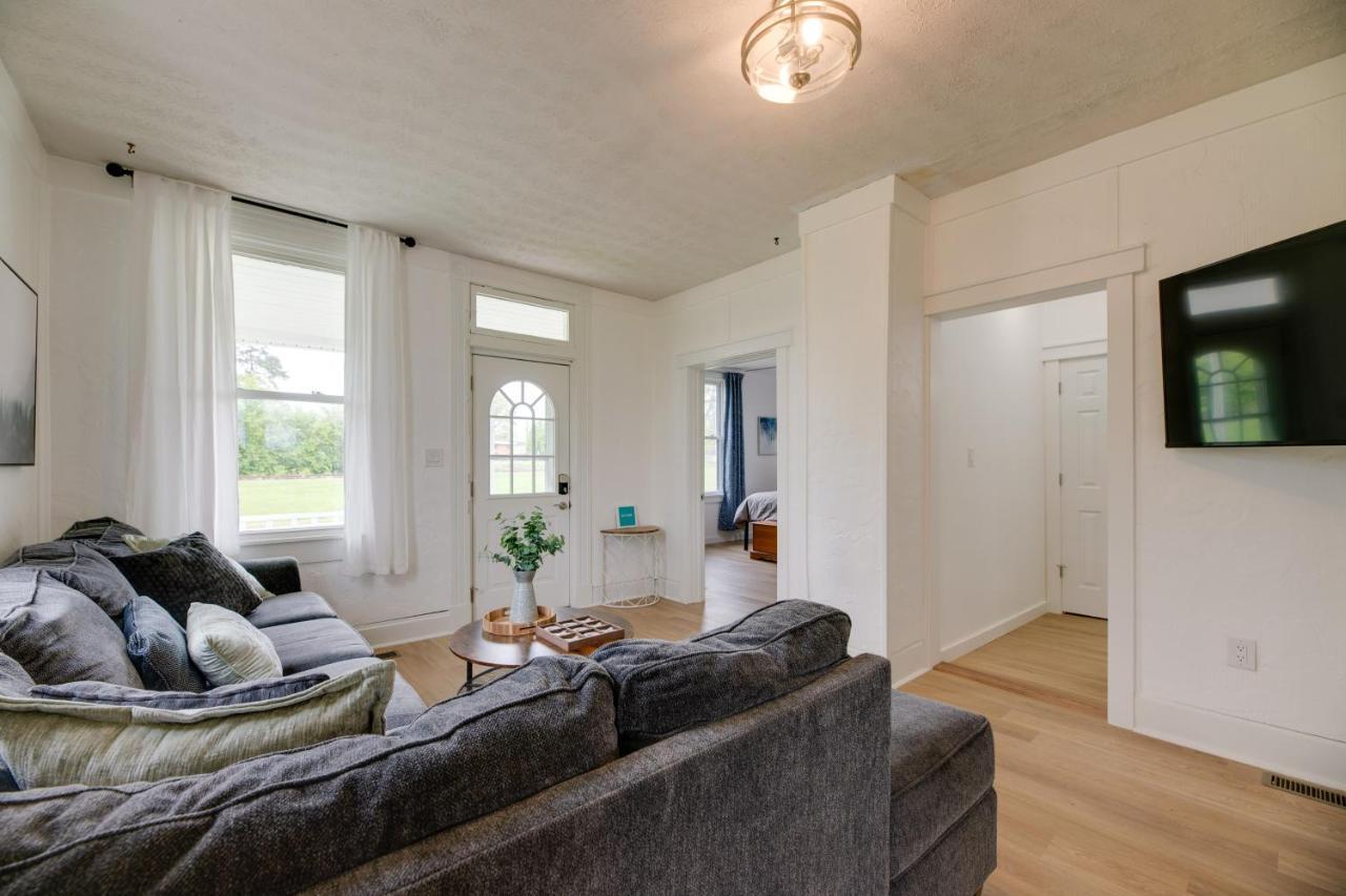 Modern Family Home In Mason With Backyard And Fire Pit 외부 사진