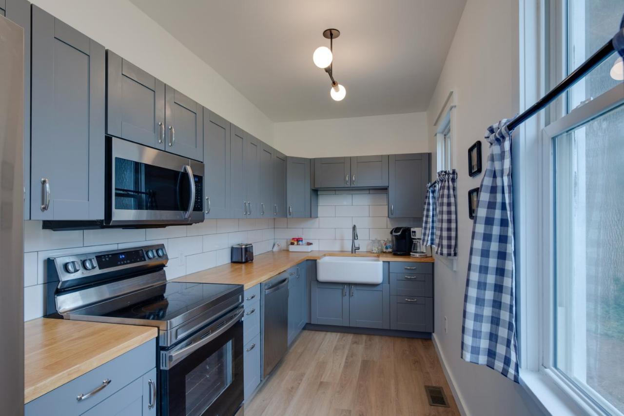 Modern Family Home In Mason With Backyard And Fire Pit 외부 사진