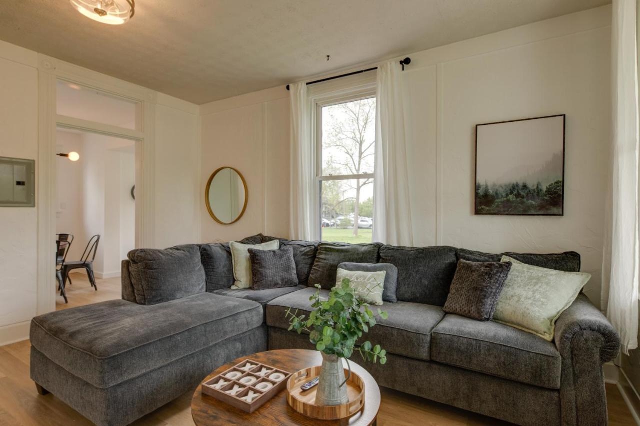 Modern Family Home In Mason With Backyard And Fire Pit 외부 사진